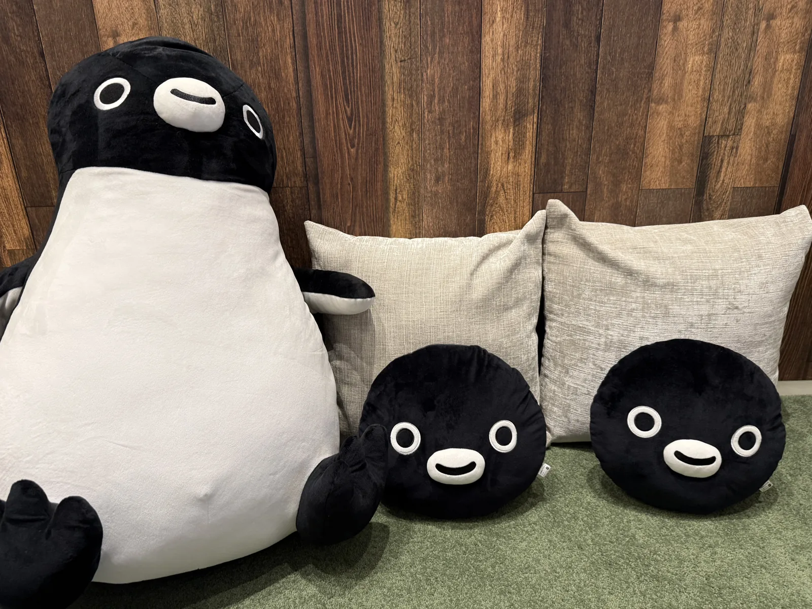 飯店房間裡的 Suica 企鵝大抱枕和兩個企鵝造型靠墊